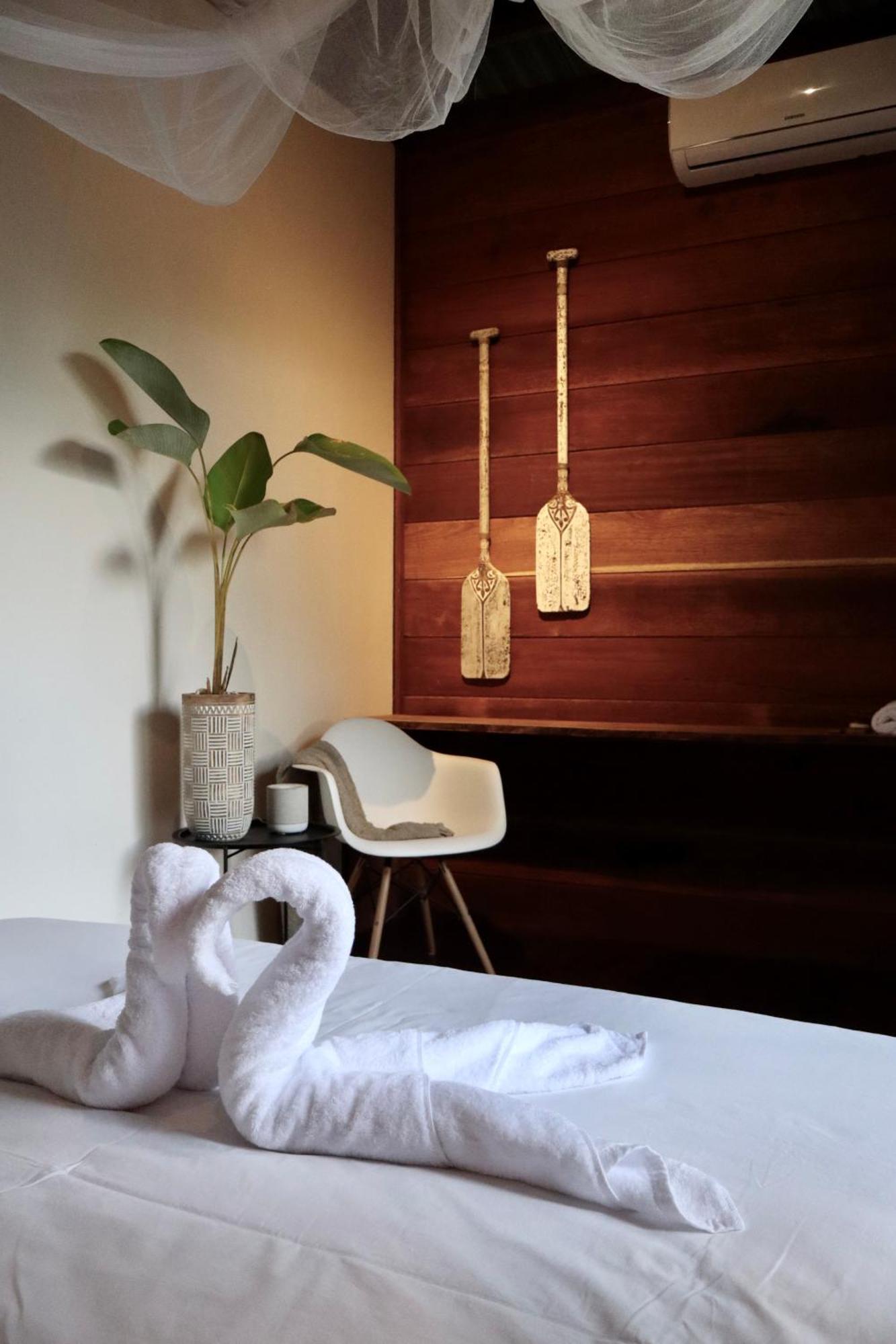 Villa Luzo & Tours Saonek Екстериор снимка